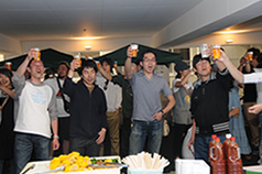 校長挨拶のあとビールやジュースで乾杯！