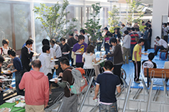 アネックス校舎の中庭ではバーベキュー大会