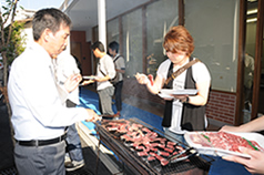 「私、焼く人」校長先生が焼いた肉は格別においしい！