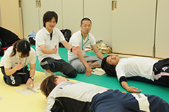 指導にあたる朝倉先生