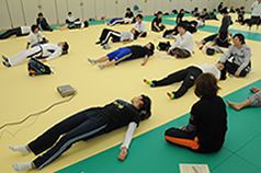 182畳の広い柔道場を使っての授業