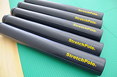 これが話題のストレッチポール。ペットボトルでも代用できます。