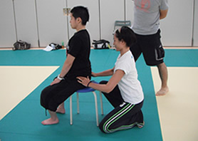 関節に負担をかけずに運動できるよう 正しい骨格姿勢をマスター