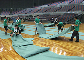 まず体育館に保護シートをひきます。
