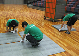 フットサルのコートであるマットを組み立てて並べていきます。