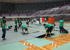 コート全面に並べていくのですが、これが大変です。