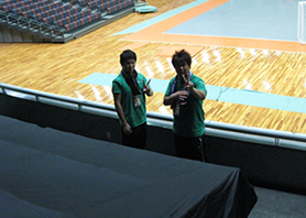 ゴール裏の席は布で覆って空席が目立たないよう隠します。