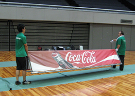 スポンサーの看板を並べていきます。