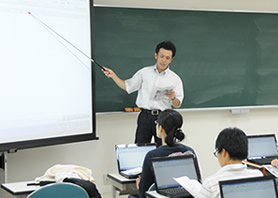 教壇に立つ初瀬川講師