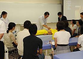 尾崎先生による鍼の実演