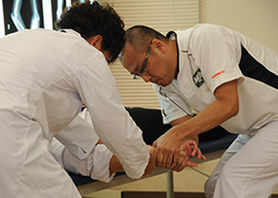 本番さながらの山本先生の整復