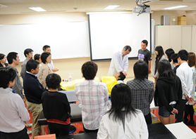 鍼の実演（頭のてっぺんに鍼を打ちます）