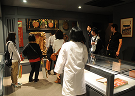 学生とキャンパスツアー(はりきゅうミュージアム)