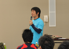高齢者の身体について講義を行う井上先生