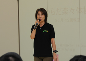 いろは体操について説明する福本先生