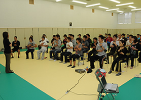 いろは体操を学ぶ受講生