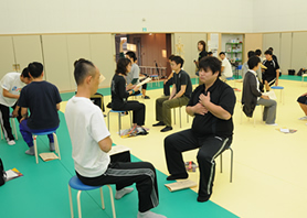 それぞれ高齢者役と先生役に別れてモニター実技練習