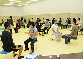 それぞれ高齢者役と先生役に別れてモニター実技練習