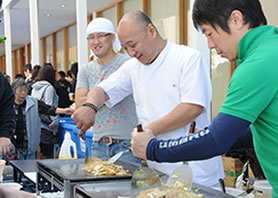 行列の絶えない吉川柔道整復学科長の焼きそば