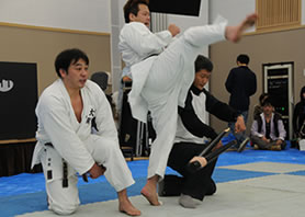 見事！バット２本折り（空手部）