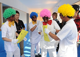 カラオケ大会の楽屋裏は大騒ぎ