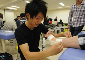 まずテーピング実習から始まります