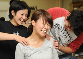 触診で筋の位置確認をします