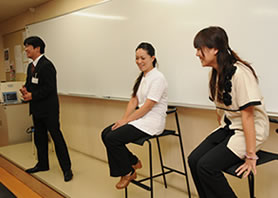 卒業生の女性鍼灸師による痛快トーク