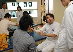 参加者の皆さんも包帯の巻き方をマスター