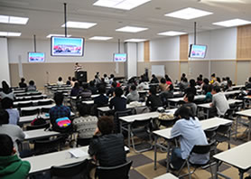 熱心に講演を聞く学生達