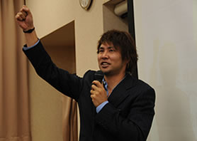 ジャンケンでサイン入りグッズがプレゼントされました