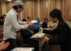 来場者にサイン入りボールをプレゼント