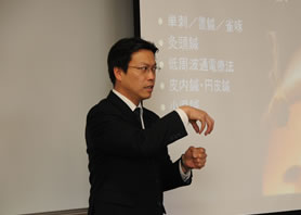 東洋医学入門について説明する清水先生