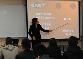 「自分の体を診察しよう」について説明する志垣先生