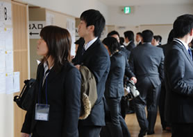 会場内だけでなく廊下もいっぱいです