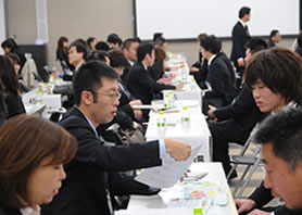 真剣に話を聞いている学生