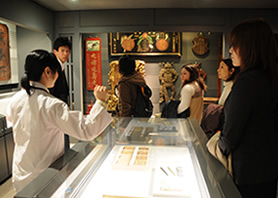 学生によるはりきゅうミュージアムの案内
