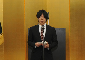 在校生代表　高橋さんの歓迎の言葉