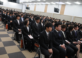 新入生305人の真剣な眼差し