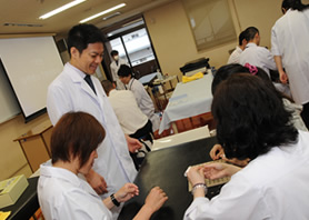 鍼灸学科実技(1年生の実技体験)