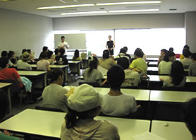 会場に入りきれない程の満員御礼会議室