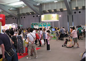 多くの子育て関係メーカーが出展していたメインホール会場の様子