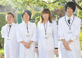 学生スタッフが爽やかにお出迎え