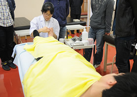 しもやけに効くお灸を披露する松下先生