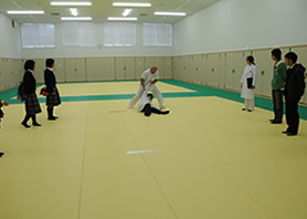 新しい柔道場で１年生とデモをする入江先生
