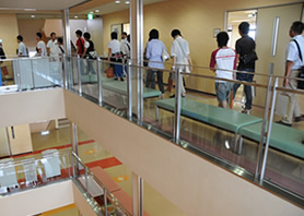 在学生によるキャンパスツアー