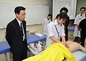 鍼灸学科の松下先生によるデモンストレーション