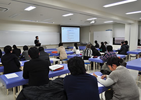 初瀬川学生支援課長による奨学金説明