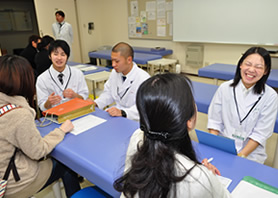 学生スタッフにいろいろ相談できる個別相談