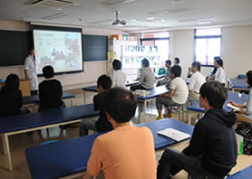 柔道整復学科各コースの特長について説明する小笠原先生